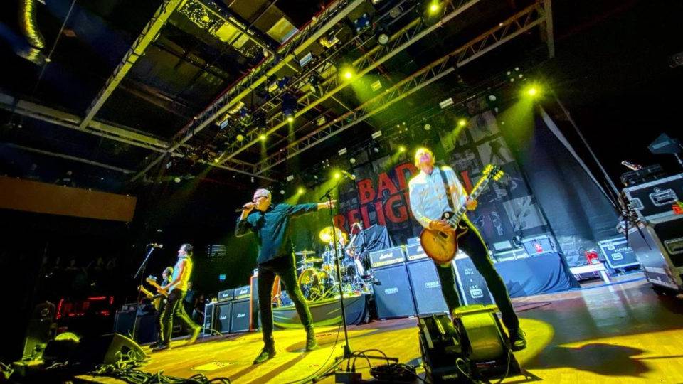 Bolsonaro prorroga regras para cancelamento de eventos O show das bandas californianas Bad Religion e Off Spring reuniu 5 mil pessoas na Live Curitiba.