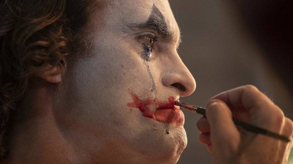 “Coringa” não é um filme político, e sim psicológico, mostrando os perigos da ação de grupo e o poder das narrativas coletivas.