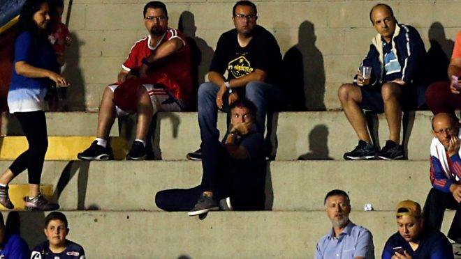 O técnico Cuca assistiu à vitória do Paraná na arquibancada da Vila Capanema