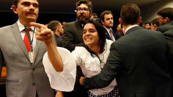 ORMA/PREVIDÊNCIA/MILITARES/PSOL/DESTAQUE - POLÍTICA - Agentes Legislativos retiram do plenário a presidente da Associação Bancada Militar de Minas Gerais, Kelma Costa, que foi candidata a deputada federal por Minas Gerais em 2018 pelo PSL, durante reunião da Comissão Especial que analisa a reforma da Previdência dos militares, na Câmara dos Deputados, em Brasília, na tarde desta terça- feira, 29. A Comissão rejeitou um destaque apresentado pelo PSOL que estendia o aumento de gratificação a todos os militares e acabava com a diferenciação por cursos e qualificações. Esse foi o ponto que gerou maior polêmica. A rejeição causou comoção entre representantes de associações de praças que acompanharam a votação. A sessão chegou a ser suspensa em meio a muita gritaria. 29/10/2019