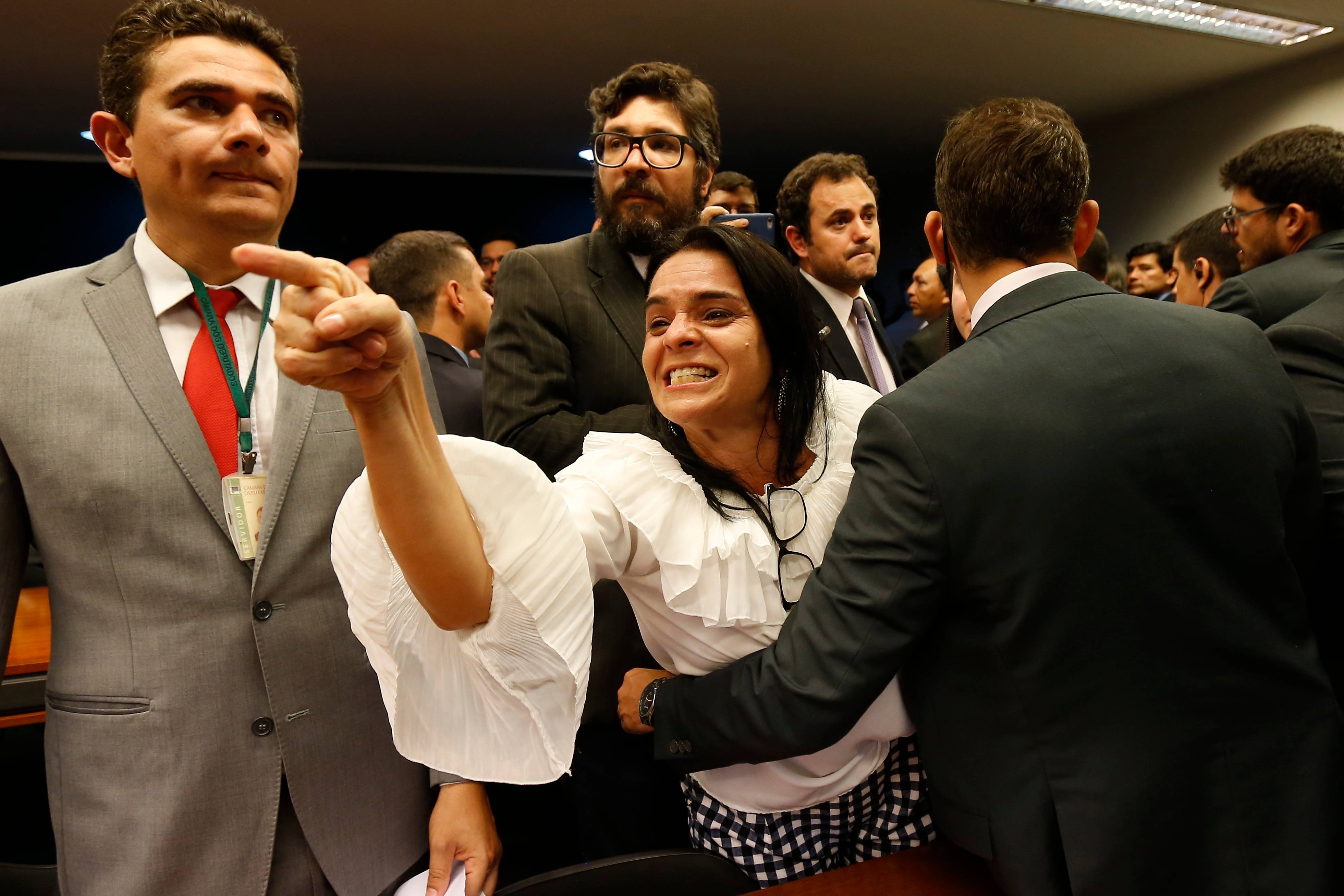 ORMA/PREVIDÊNCIA/MILITARES/PSOL/DESTAQUE - POLÍTICA - Agentes Legislativos retiram do plenário a presidente da Associação Bancada Militar de Minas Gerais, Kelma Costa, que foi candidata a deputada federal por Minas Gerais em 2018 pelo PSL, durante reunião da Comissão Especial que analisa a reforma da Previdência dos militares, na Câmara dos Deputados, em Brasília, na tarde desta terça- feira, 29. A Comissão rejeitou um destaque apresentado pelo PSOL que estendia o aumento de gratificação a todos os militares e acabava com a diferenciação por cursos e qualificações. Esse foi o ponto que gerou maior polêmica. A rejeição causou comoção entre representantes de associações de praças que acompanharam a votação. A sessão chegou a ser suspensa em meio a muita gritaria. 29/10/2019