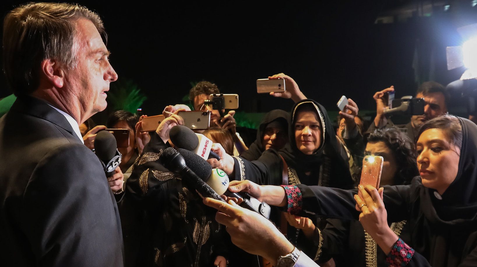 Bolsonaro fala com jornalistas na Arábia Saudita