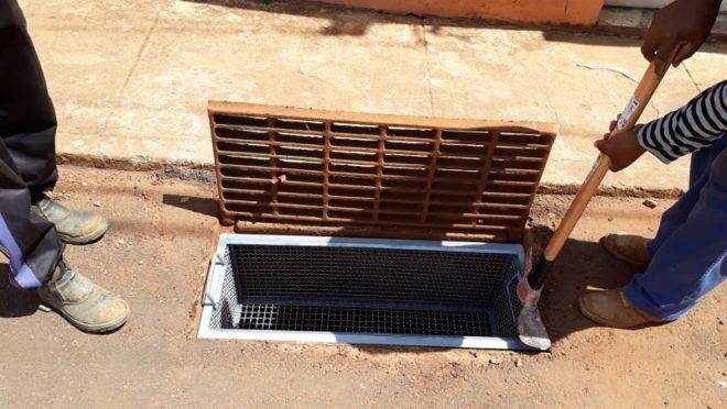 “Bueiro inteligente”: cesto entre a boca de lobo e a galeria pluvial retém acúmulo de lixo que possa impedir escoamento da água