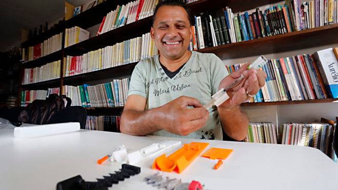 Antônio perdeu parte da visão por causa de diabetes e inventou um mecanismo que ajuda ele a saber a quantidade de insulina a ser aplicada