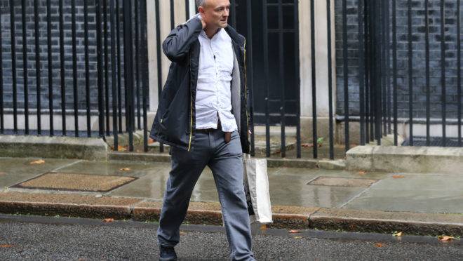 Dominic Cummings, conselheiro especial de Boris Johnson, saindo da residência oficial do primeiro-ministro da Inglaterra.