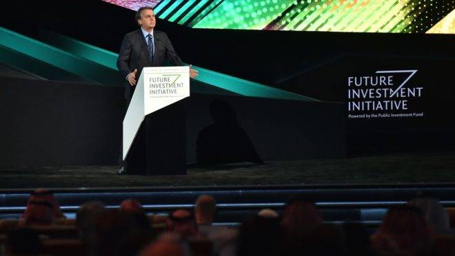 Jair Bolsonaro na Future Investment Initiative (FII). O presidente fechou dezenas de acordos durante a viagem a Ásia e Oriente Médio.