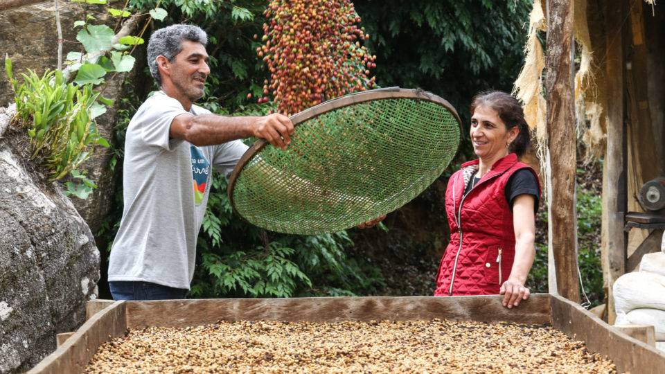 Expedição passa pelo Sudeste e Centro-Oeste Em Dores do Rio Preto (MG), produtor de café premiado, Afonso Abreu de Lacerda e esposa Altilina Lacerda