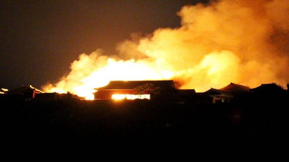 Incêndio atinge Castelo de Shuri, patrimônio mundial, no Japão O castelo de Shuri tomado pelas chamas em Naha, Okinawa, sul do Japão, 31 de outubro
