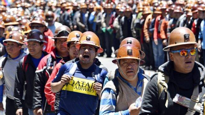 Trabalhadores mineiros que apoiam o presidente da Bolívia, Evo Morales, pedem que o resultado da eleição seja respeitado em protesto em La Paz, 30 de outubro de 2019