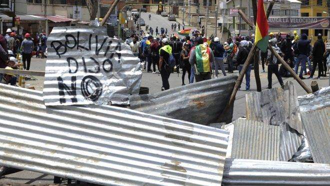 Pessoas montam barricada durante greve contra o resultado da eleição presidencial da Bolívia de 20 de outubro, em La Paz, 29 de outubro de 2019