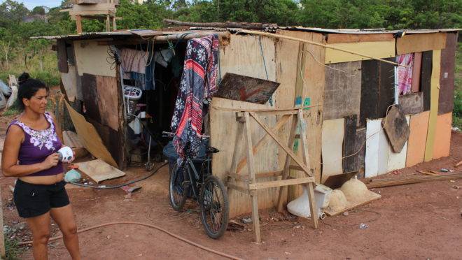 Rubena Rocha, de 38 anos e mãe de 10 filhos, mora num barraco na cidade de Novo Gama (GO), primeira colocada no g100. Ranking mede a miserabilidade de municípios populosos com baixa renda per capita.