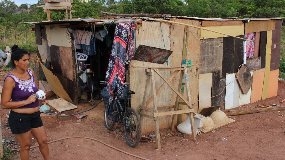 Rubena Rocha, de 38 anos e mãe de 10 filhos, mora num barraco na cidade de Novo Gama (GO), primeira colocada no g100. Ranking mede a miserabilidade de municípios populosos com baixa renda per capita.
