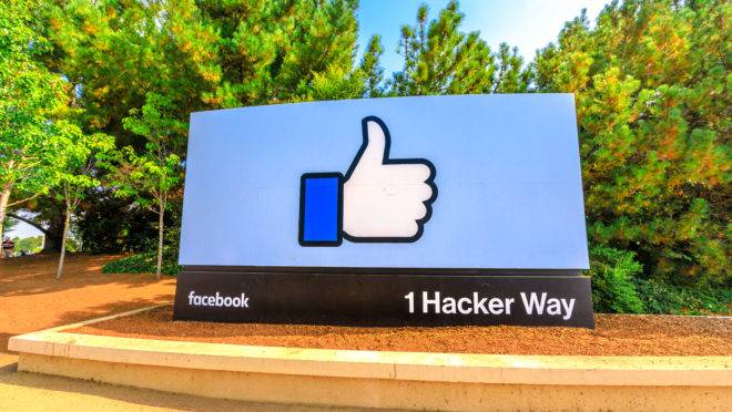 Placa diante da sede do Facebook, em Menlo Park, Califórnia