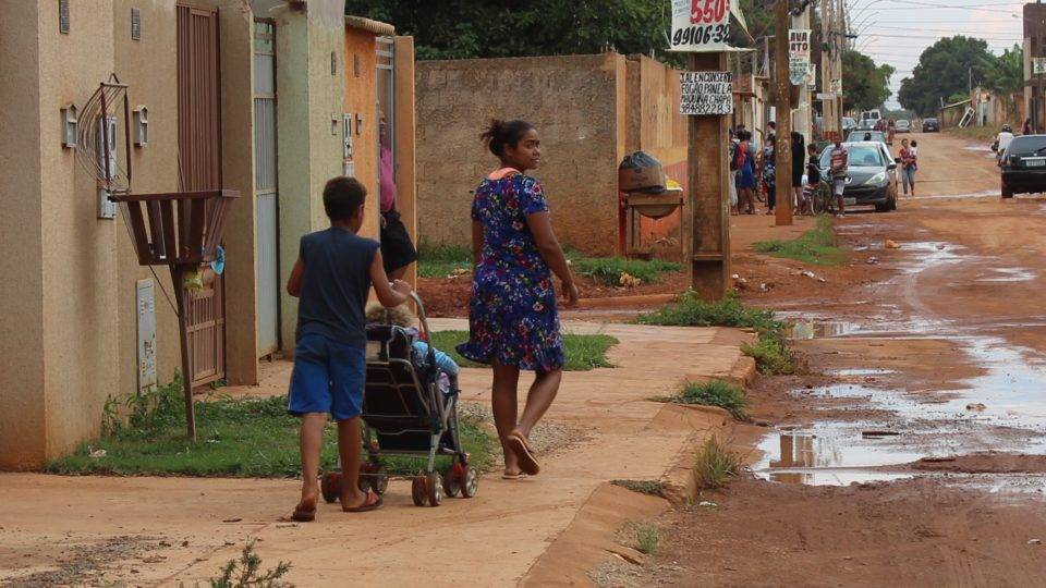 Mãe de quatro filhos, Neuzilene Silva, de 32 anos, caminha 40 minutos para levar uma das filhas para escola: renda familiar mal chega nos R$ 600.