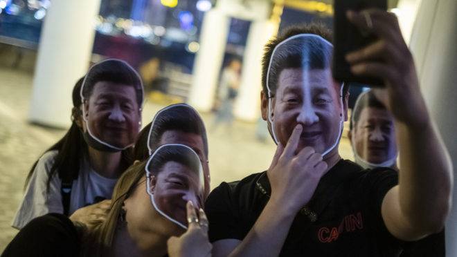 Manifestantes usam máscaras com o rosto do presidente chinês Xi Jinping em Hong Kong