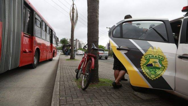Ciclista foi encaminhado em estado grave após ser atropelado por biarticulado.