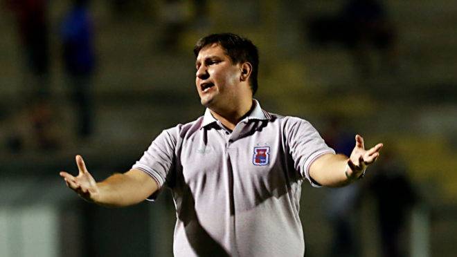Técnico Matheus Costa criticou baixo público do Paraná nesta Série B