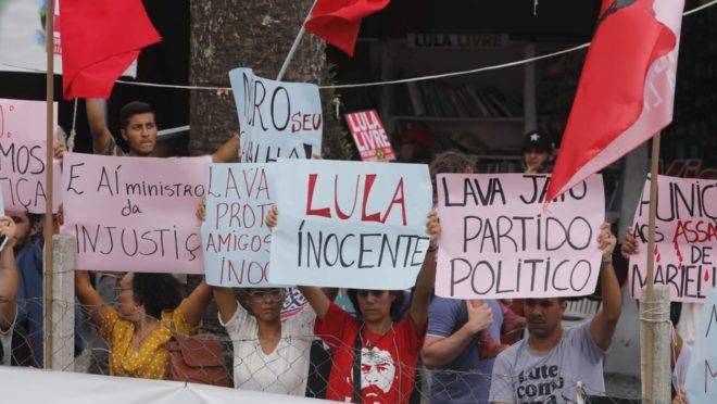 Manifestantes permaneceram o tempo todo na área do acampamento Lula Livre.