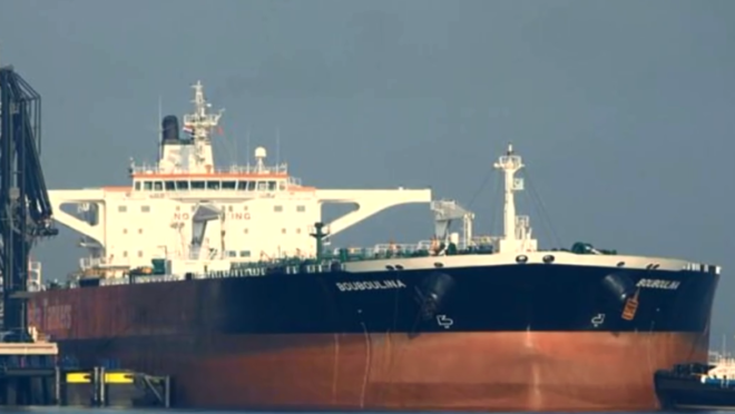 Navio grego Boubalina é acusado pelo derrame do óleo que atingiu a costa nordestina.