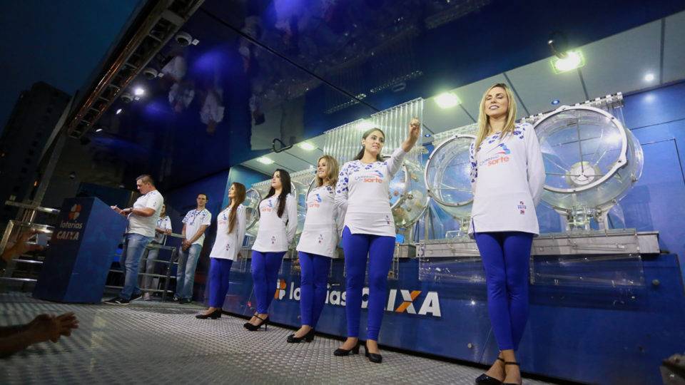 Caixa suspende Loteria Federal por 3 meses; Mega-Sena é mantida Loteria federal teve parte dos sorteios suspensos