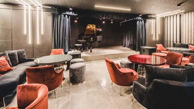 Destaque do palco e ambiente do Room 1424, onde são apresentadas os melhores shows de Jazz, MPB e Bossa Nova