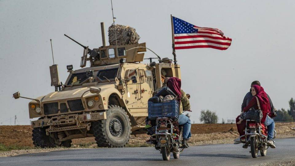 Força militar dos EUA é classificada como “marginal” enquanto China e Rússia avançam Veículo militar americano passa pela cidade de Qamishli, no nordeste da Síria, 26 de outubro de 2019