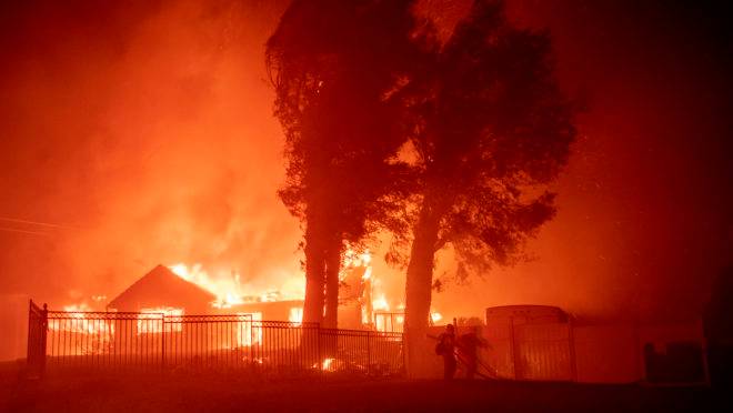 Casa em chamas na Califórnia por causa de incêndio florestal.