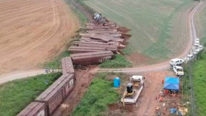 Vagões descarrilados na Lapa, região metropolitana de Curitiba.