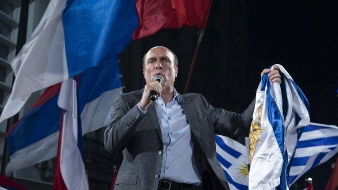 Daniel Martínez, candidato à presidência do Uruguai pela coalizão de esquerda Frente Ampla, na sede do partido após o primeiro turno das eleições, 27 de outubro de 2019
