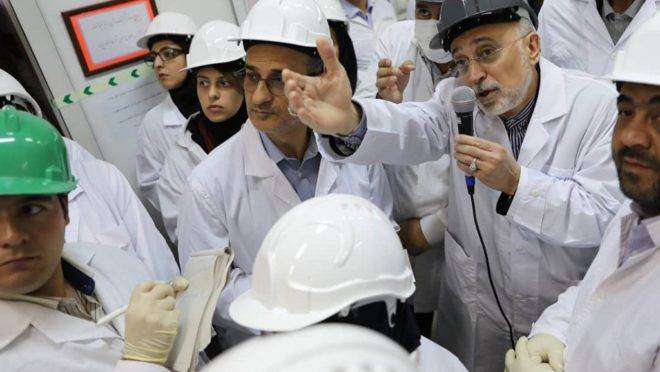 O chefe da Organização de Energia Atômica do Irã, Ali Akbar Salehi, em visita à planta nuclear de Natanz