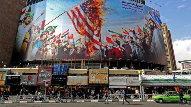 Novo mural, criado para marcar o 40º aniversário da crise de reféns no Irã, cobre a fachada de um prédio na capital iraniana, Teerã, 4 de novembro de 2019