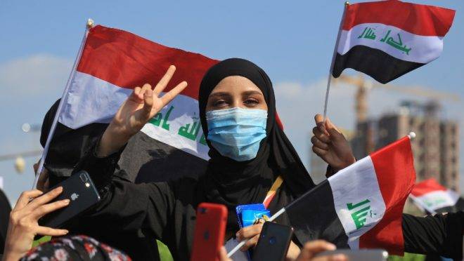 Iraquianos participam de protestos contra o governo na cidade de Kerbala, 31 de outubro de 2019