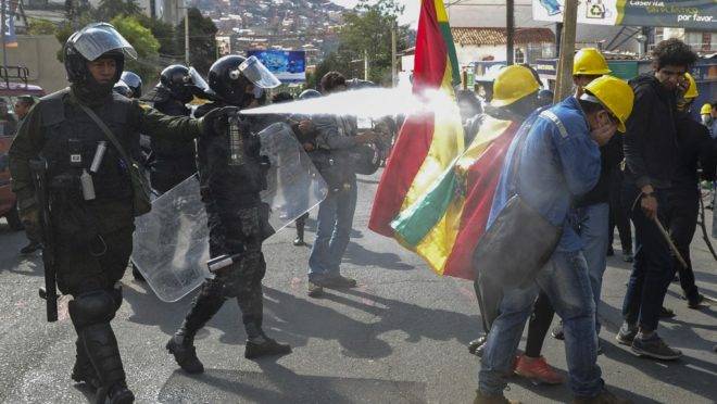 Polícia de choque usa gás lacrimogêneo para disperar manifestantes que protestavam contra o resultado da eleição, em La Paz, 4 de novembro de 2019