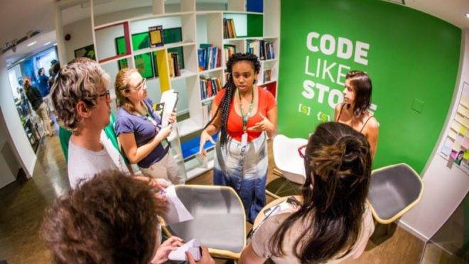 A Stone, fintech de tecnologia de pagamentos, abriu oportunidades de emprego nas cidades de Ponta Grossa, Curitiba, Pinhais, Londrina, Maringá, São José, Colombo, Apucarana e Umuarama