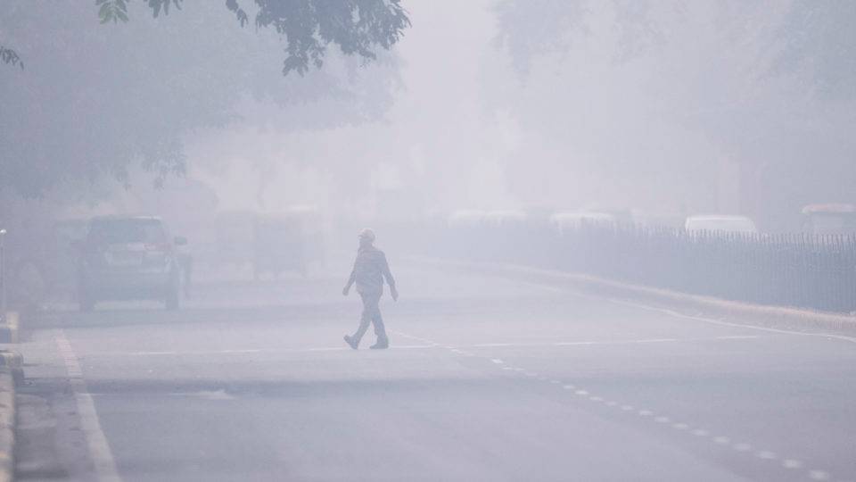 Poluição intensa sufoca 29 milhões em Nova Délhi Poluição atmosférica em Nova Délhi em 4 de novembro de 2019