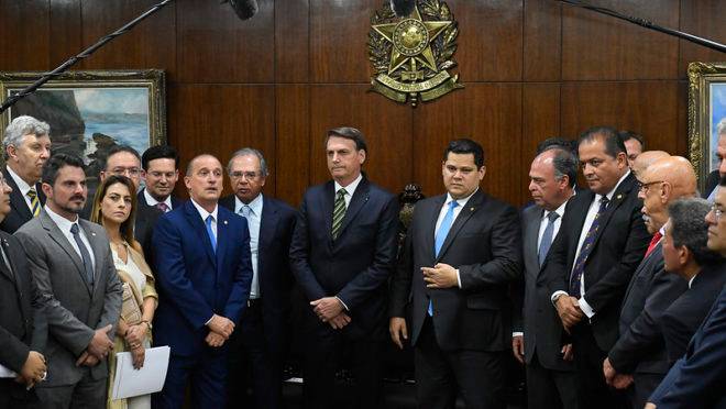 As autoridades na visita do presidente ao Senado, nesta terça-feira (5).