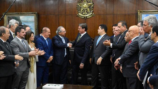 Presidente foi ao Congresso nesta terça (5) para entregar o pacote econômico.