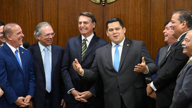 Os ministros Onyx Lorenzoni (Casa Civil) e Paulo Guedes (Economia), o presidente Jair Bolsonaro e o presidente do Senado, Davi Alcolumbre: propostas foram entregues na manhã desta terça-feira.