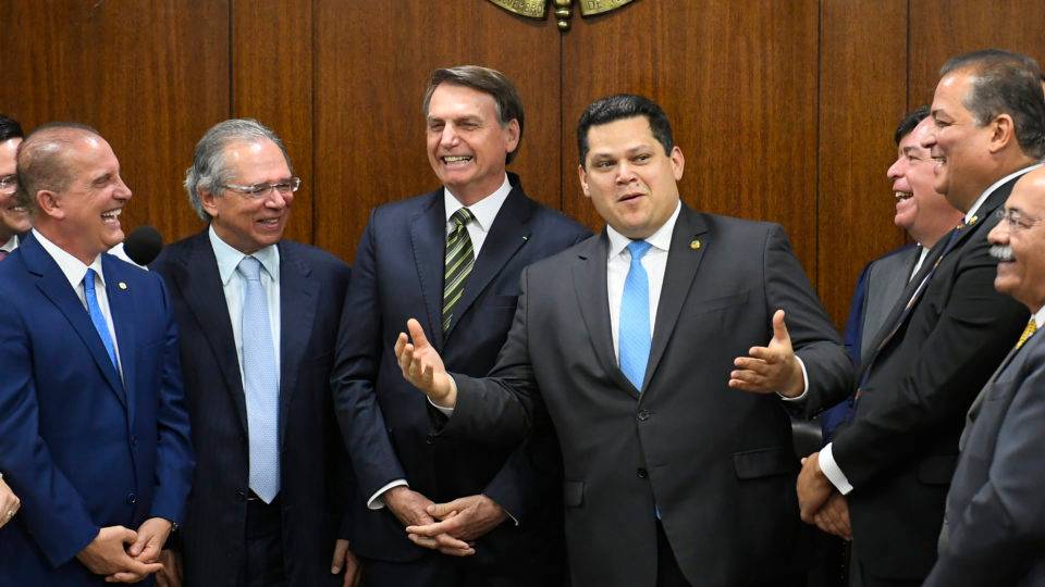 Um pacote para redefinir o Estado brasileiro Os ministros Onyx Lorenzoni (Casa Civil) e Paulo Guedes (Economia), o presidente Jair Bolsonaro e o presidente do Senado, Davi Alcolumbre: propostas foram entregues na manhã desta terça-feira.