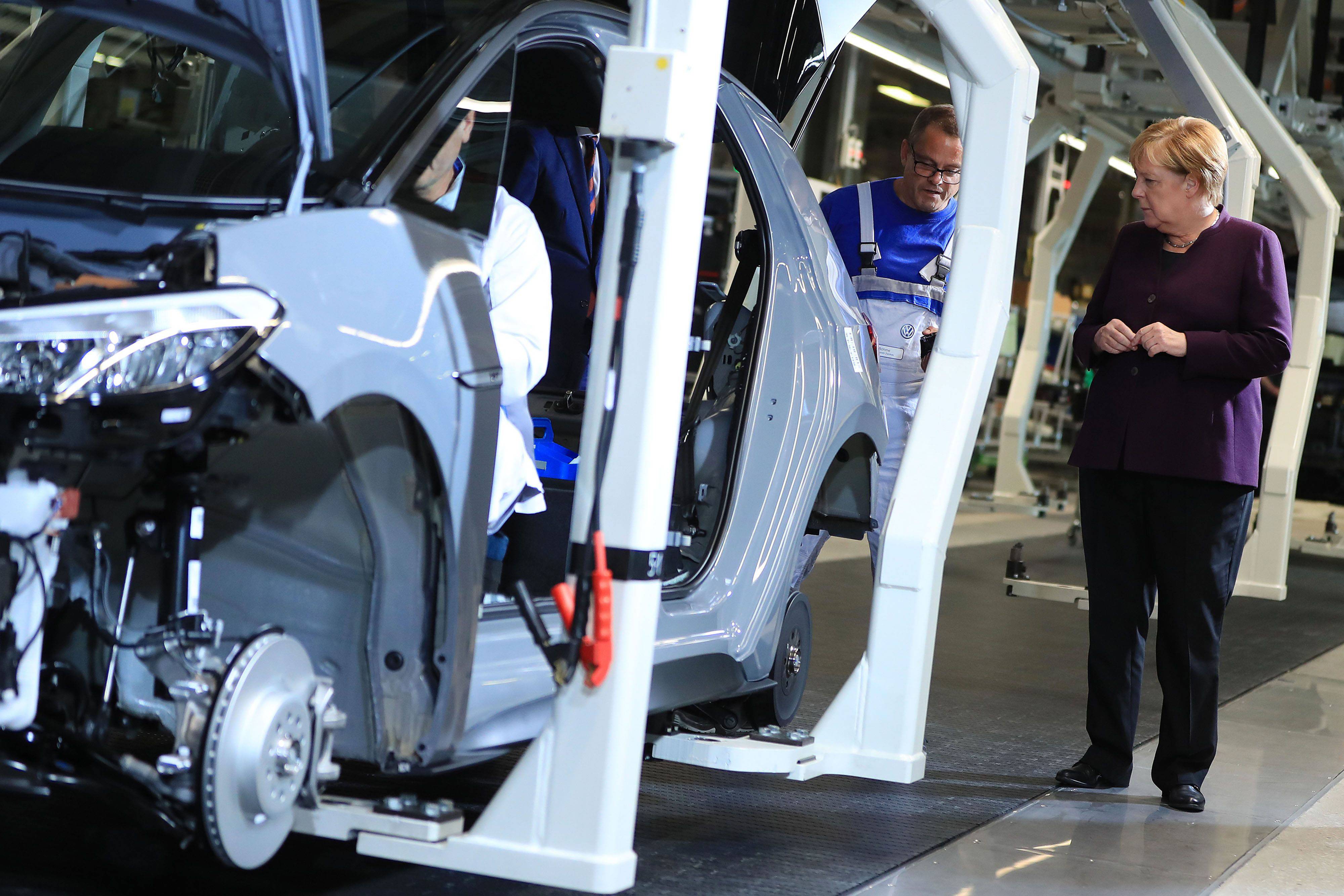Angela Merkel visita fábrica de elétricos da Volkswagen em Zwickau, Alemanha