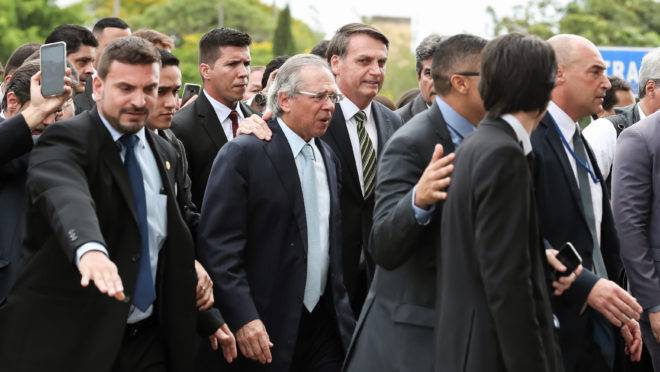 O ministro Paulo Guedes e o presidente Jair Bolsonaro a caminho do Senado, para entregar as propostas de emenda à Constituição.