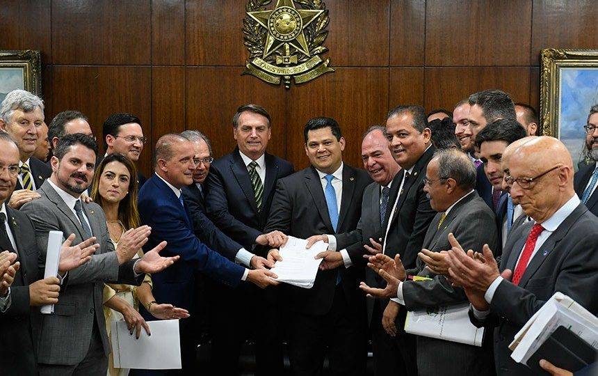 Cem municípios do Paraná podem ser extintos por pacote de Bolsonaro. Veja quais Jair Bolsonaro (PSL) entrega projetos a senadores.