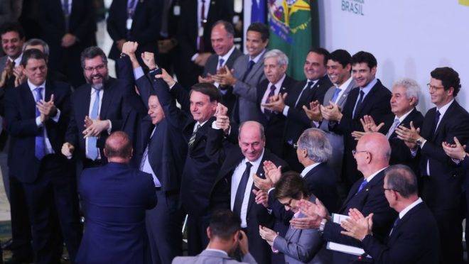 Bolsonaro, o vice Hamilton Mourão e ministros de Estado participam da solenidade dos 300 dias de governo.