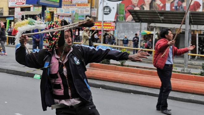 Confronto entre manifestantes pró e contra Evo Morales na Bolívia