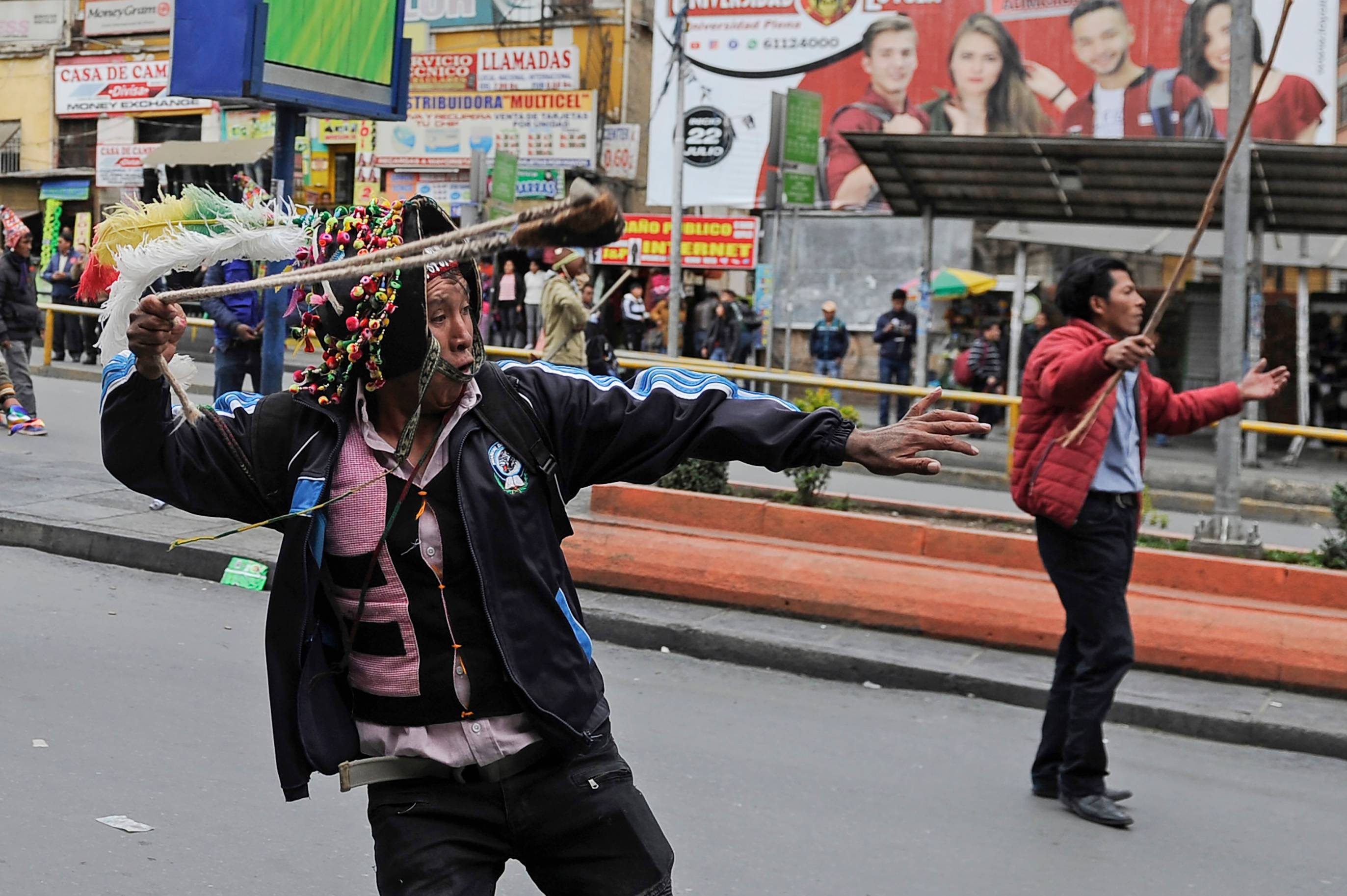 Confronto entre manifestantes pró e contra Evo Morales na Bolívia