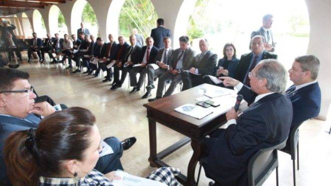 Os senadores e o ministro da Economia Paulo Guedes.