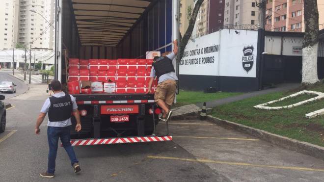 A carga de cerveja, avaliada em R$ 116 mil, foi encontrada num depósito de supermercado em Colombo.