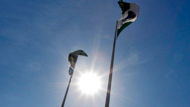 Bandeira do Paraná: estado tem 399 municípios.