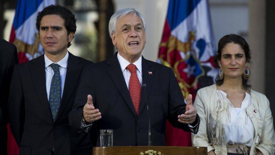 Piñera envia projeto para aumentar salário mínimo no Chile com subsídio estatal O presidente do Chile, Sebastián Piñera, fala durante cerimônia de assinatura de um acordo de garantia de salário mínimo, parte das ações do governo para atender as demandas dos manifestantes após semanas de protestos, 6 de novembro