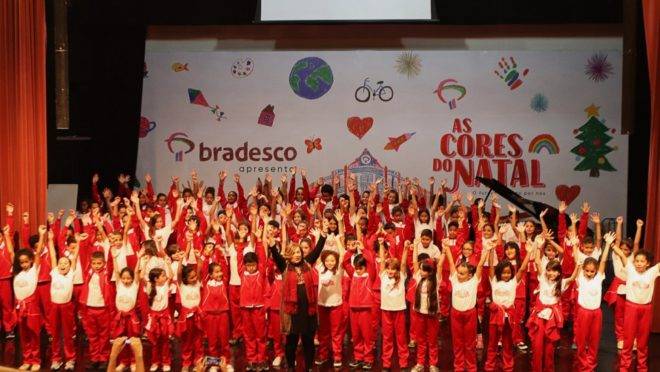 A maestrina Dulce Primo com as crianças na apresentação do Natal do Bradesco 2019
